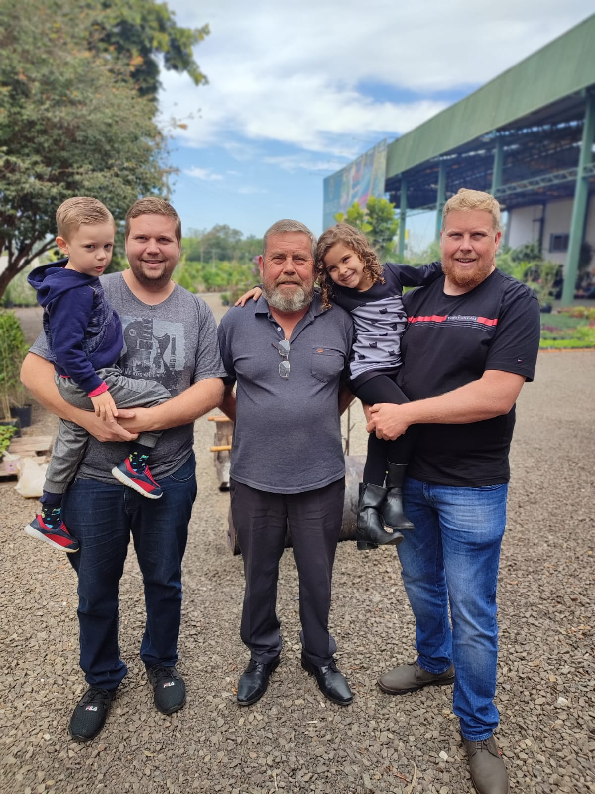 Família Crisales reunida no viveiro