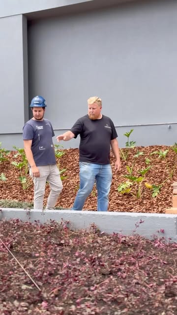 Equipe Crisales acompanhando execução de paisagismo